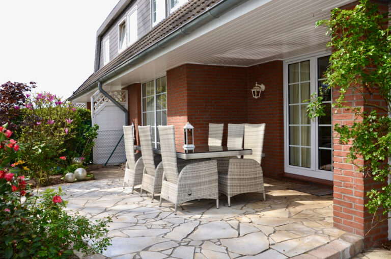 Wohlfühlhaus: 3-4 Zi., optimalen Grundriss, pflegeleichten Garten. Kamin. Carport. Keller. Frei.