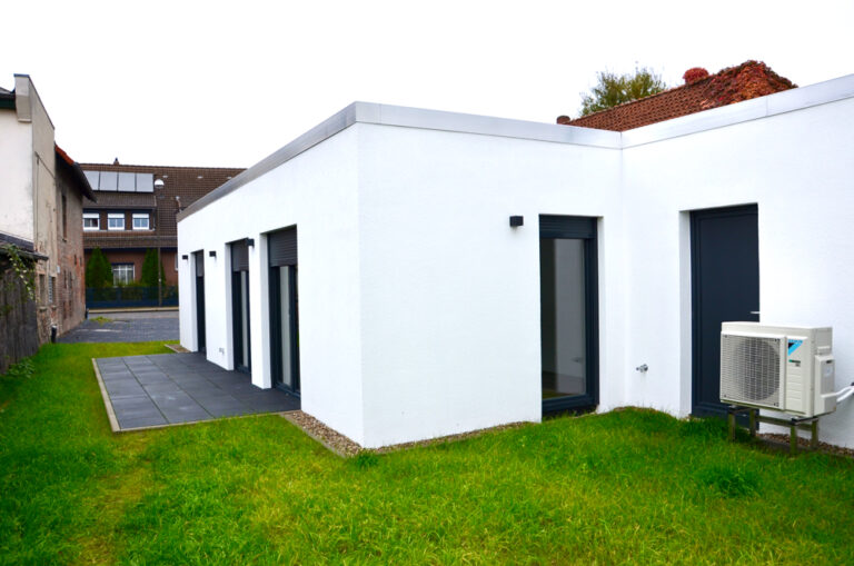Neuwertiger Bungalow. Modern. Hell. 3 Zimmer, Gäste-WC. Gartenanteil – ab 1.10.frei