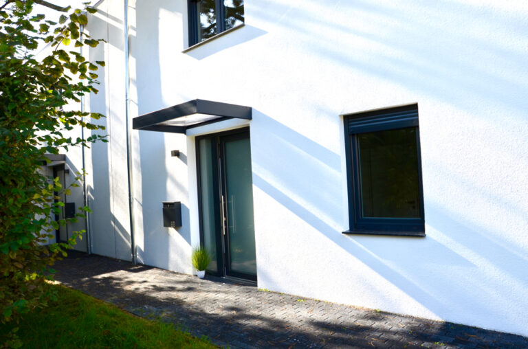 NEUBAU Doppelhaushälfte mit GARTEN. 2 Bäder. Sonnenterrasse. VERMIETET