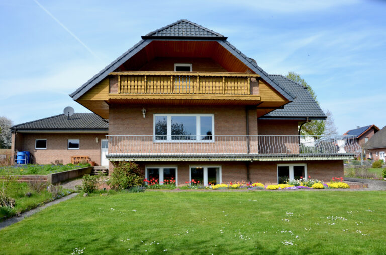 Tipp: Familien + Selbständige. Haus: Großzügig mit vielen Optionen. Ausgebauter Keller. Doppelgarage